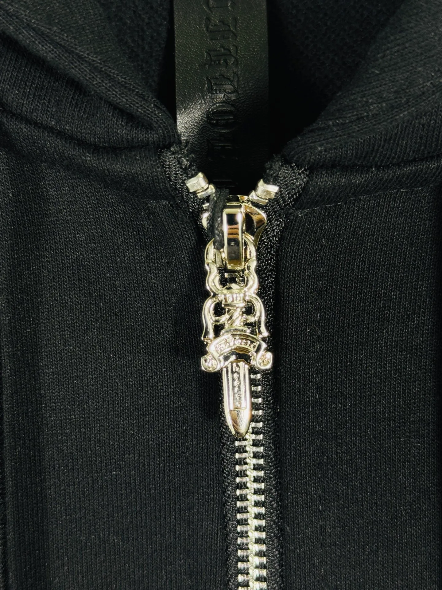 P340 top version, real shot without P, ​​different from market currency) 𝗖𝗵𝗿𝗼𝗺𝗲 𝗛𝗲𝗮𝗿𝘁𝘀/Cro Heart 2025 washed and burned flower patch embroidered autumn and winter new original single counter American hollow patch 3D couple casual cardigan sweatshirt 👑The highest version! Customized fabric 480g tripe terry fabric! American acid-washed and distressed original fabric, laser burning + patch embroidery, exquisite embroidery of letters! The best-selling model in the counter, very comfortable to wear. Accessories: original molded and authenticated collar label➕100% silk wash label. Genuine purchase-grade original hangtag➕matching hanging rope➕3D hanging beads➕original packaging bag. Craftsmanship: The original version has consistent wiring! The highest version of the armhole matching technique! Color: Black Apricot Size: S M L XL Style Number: 25-356